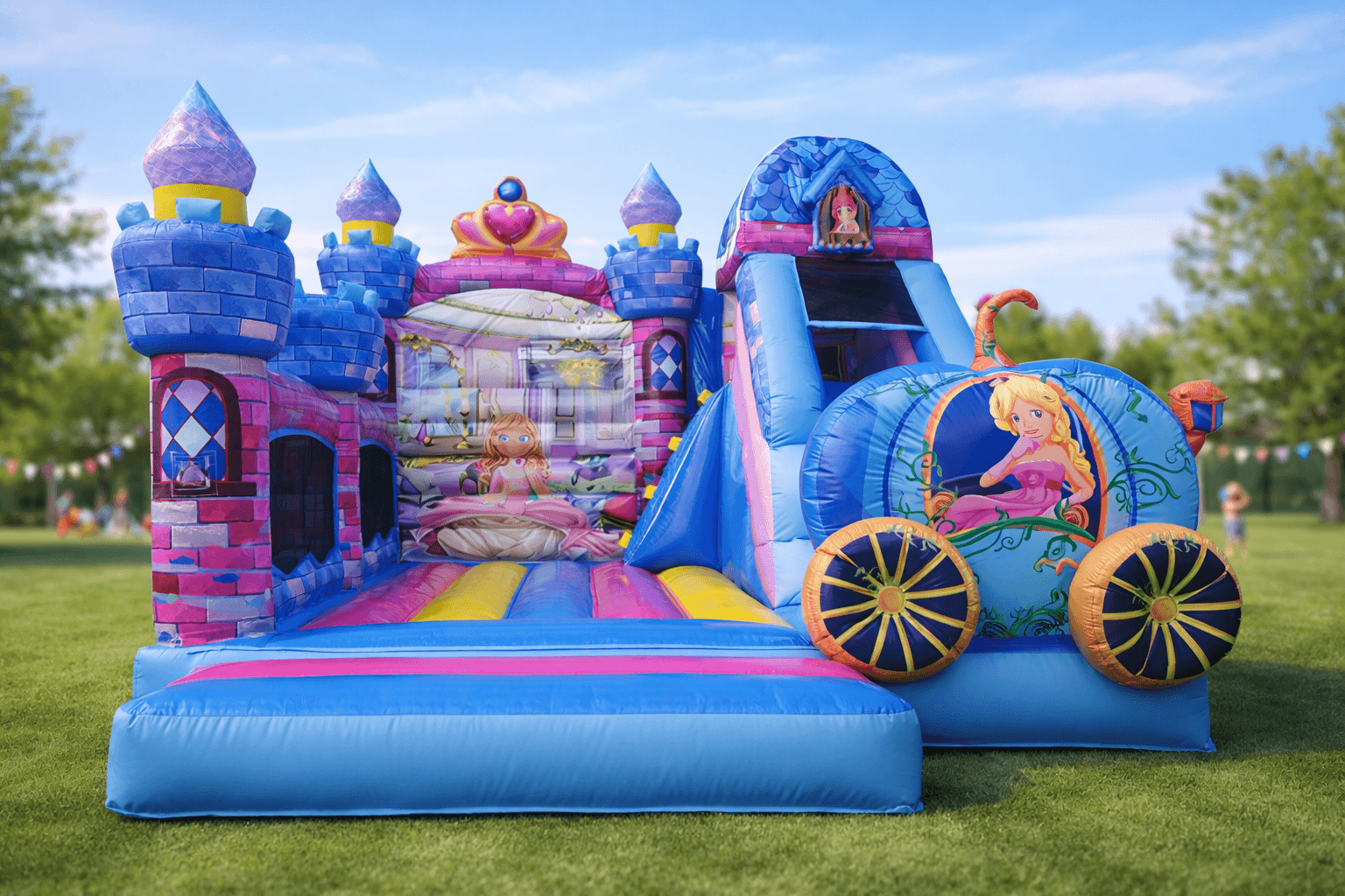 Bunte Prinzessin-Hüpfburg auf einer grünen Wiese
